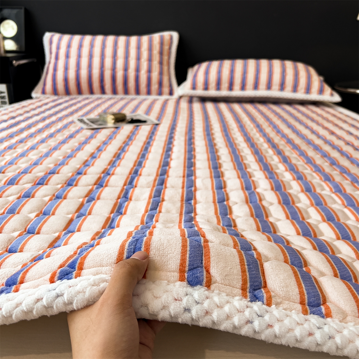 91家纺网 家纺一手货源 找家纺 布凡家居 2026新款A类230克高克重牛奶绒床褥 彩虹条纹