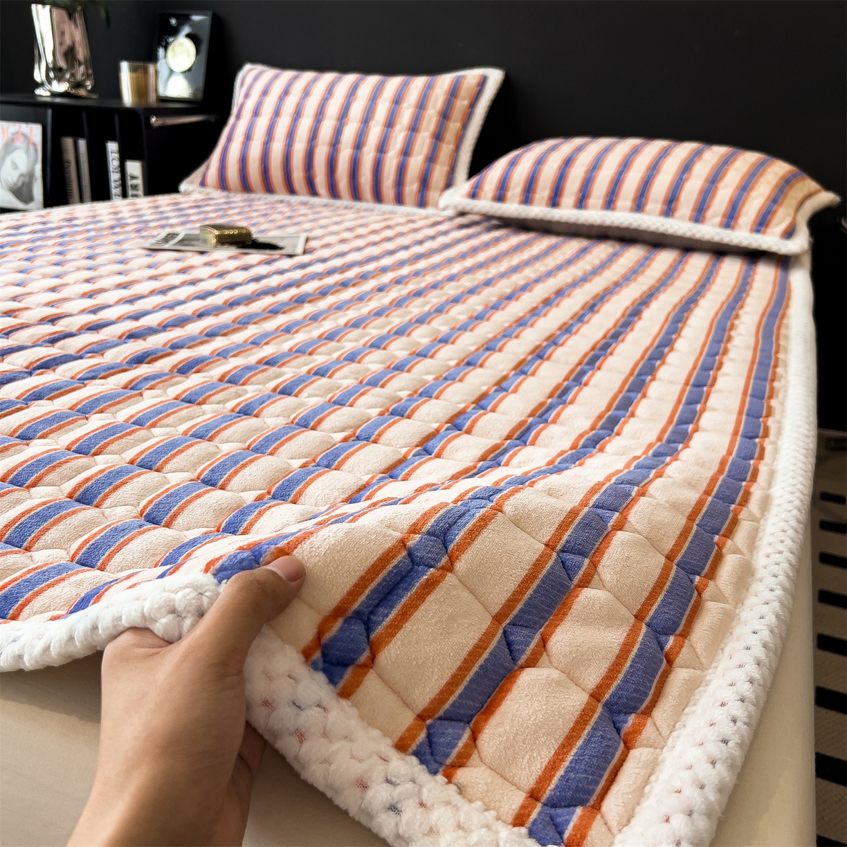 91家纺网 家纺一手货源 找家纺 布凡家居 2026新款A类230克高克重牛奶绒床褥 彩虹条纹