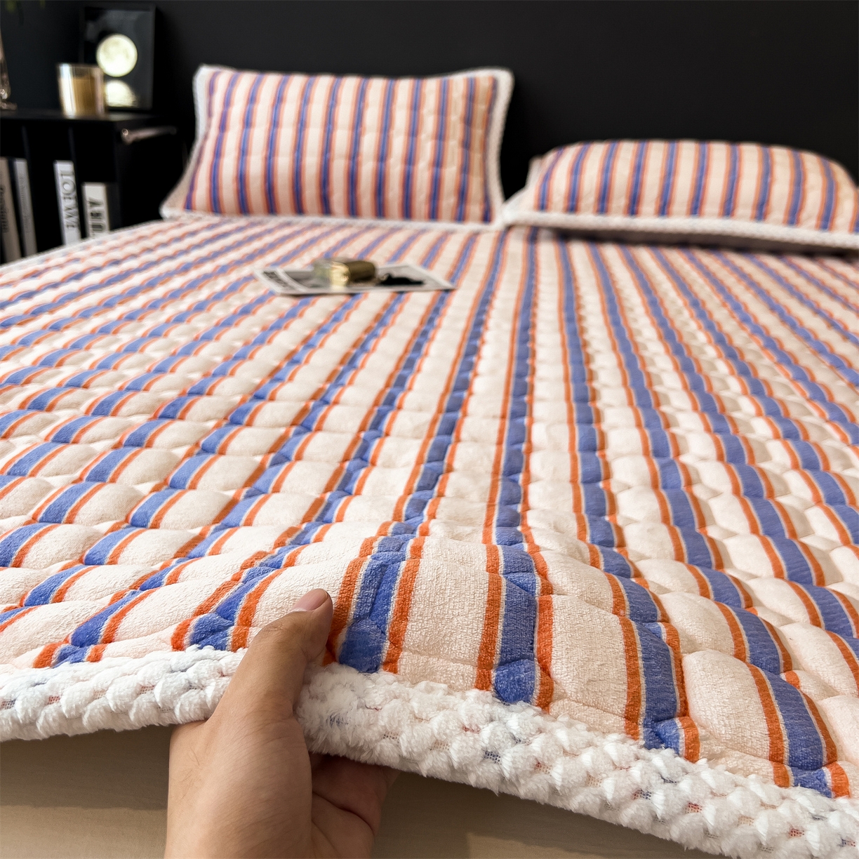 91家纺网 家纺一手货源 找家纺 布凡家居 2026新款A类230克高克重牛奶绒床褥 彩虹条纹