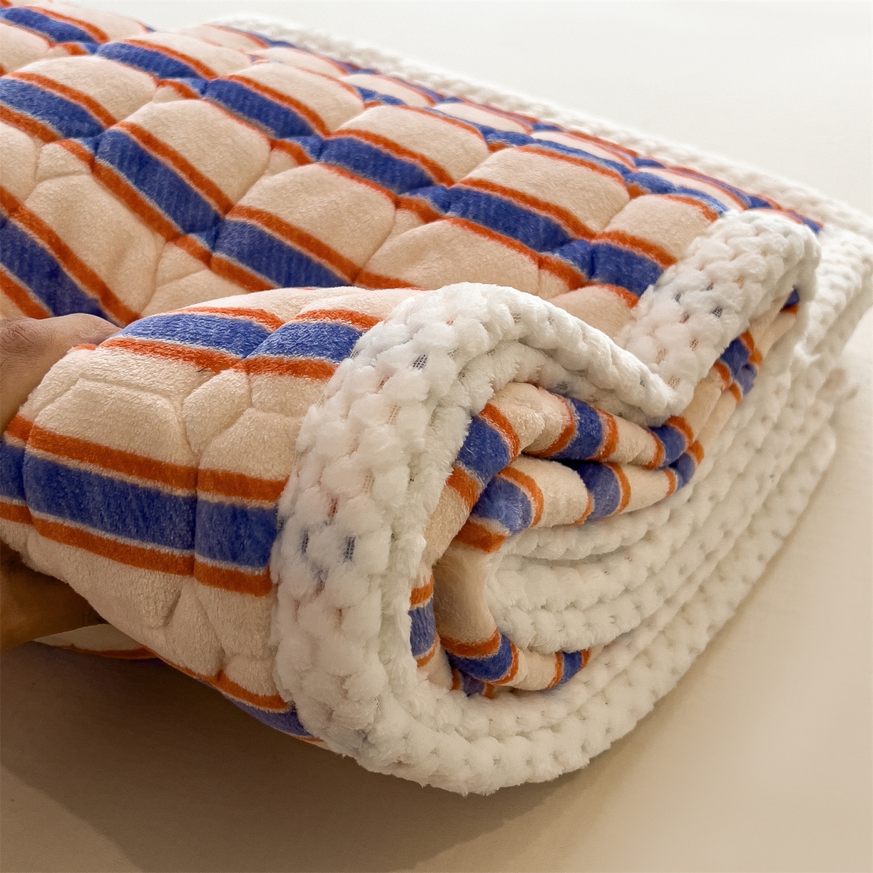 91家纺网 家纺一手货源 找家纺 布凡家居 2026新款A类230克高克重牛奶绒床褥 彩虹条纹