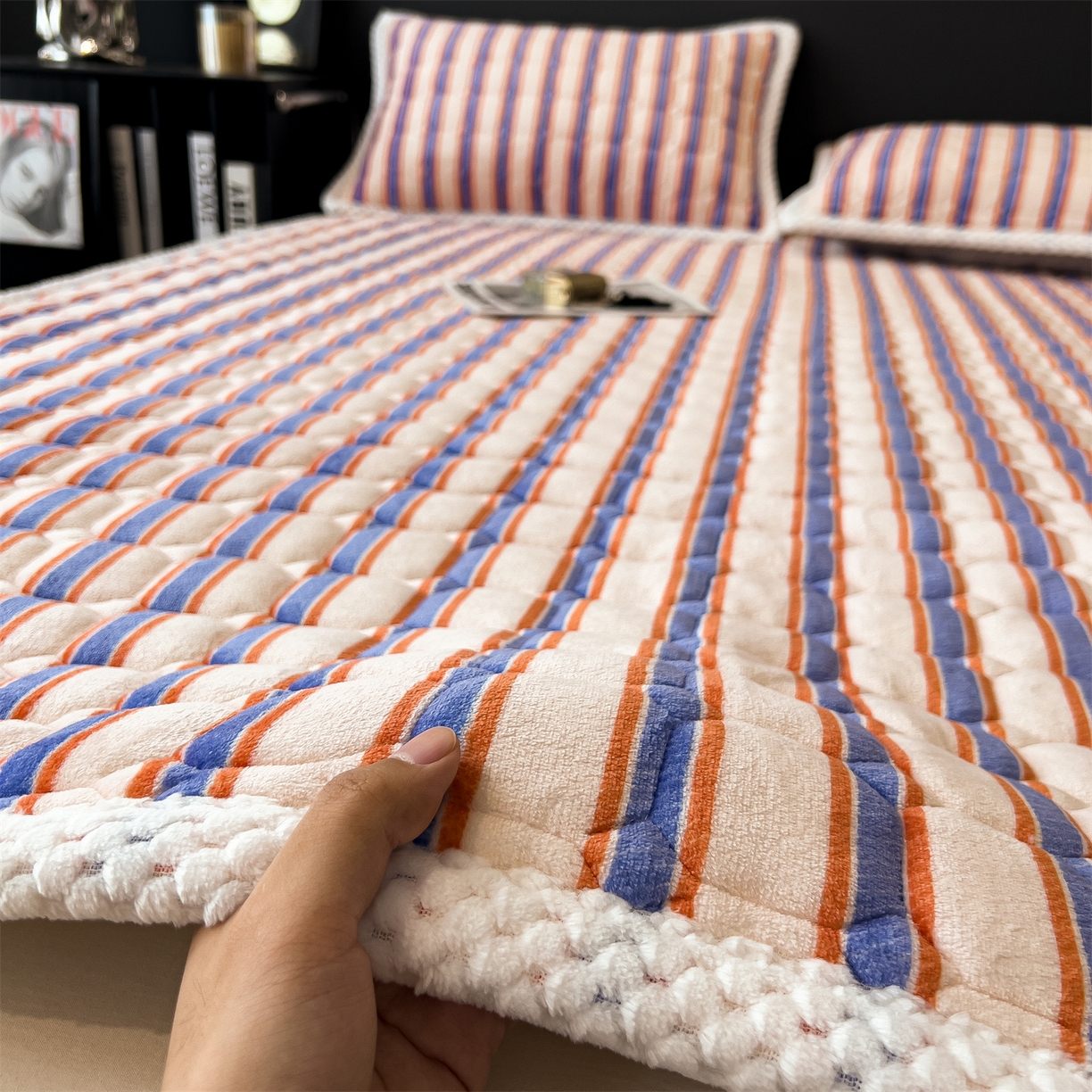 91家纺网 家纺一手货源 找家纺 布凡家居 2026新款A类230克高克重牛奶绒床褥 彩虹条纹