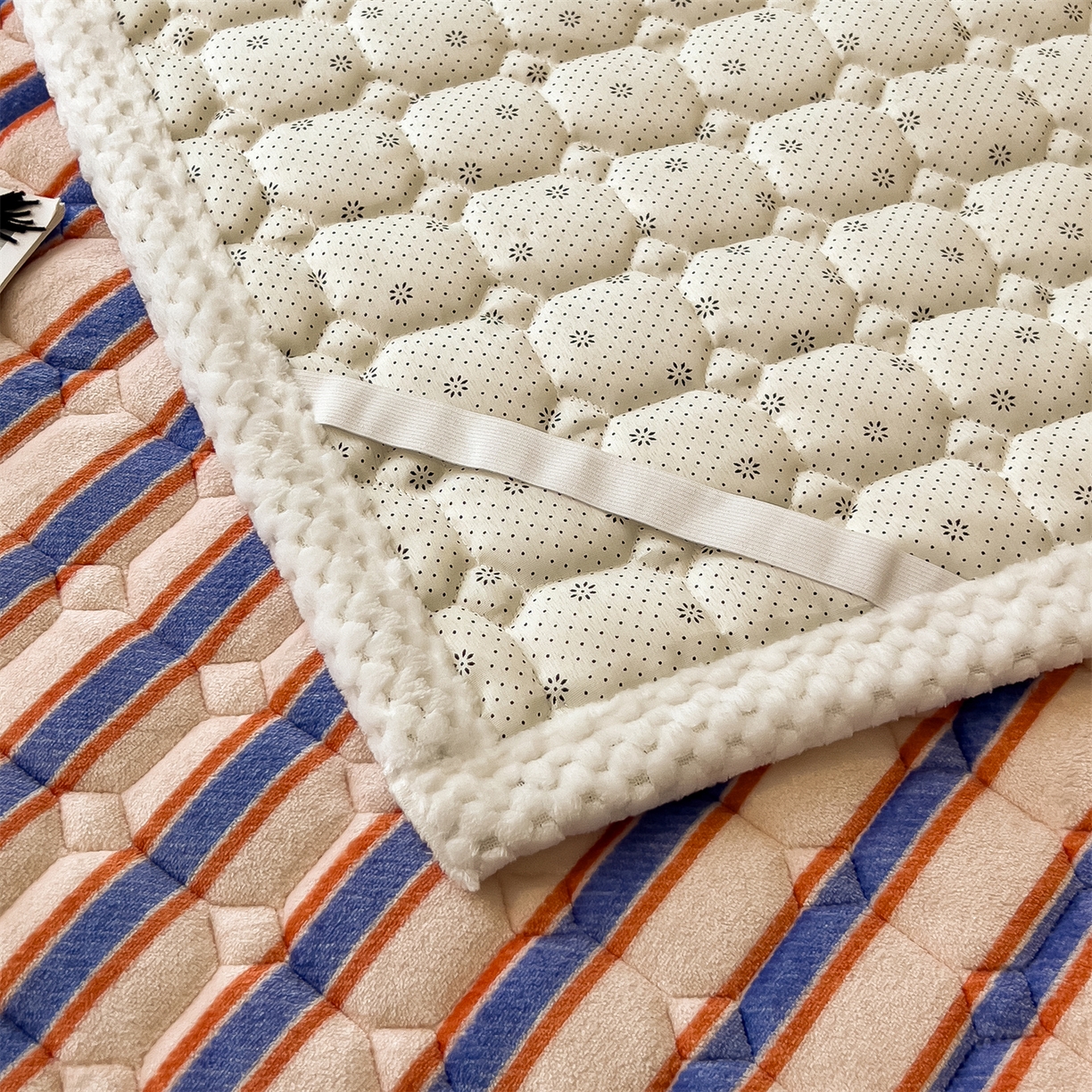 91家纺网 家纺一手货源 找家纺 布凡家居 2026新款A类230克高克重牛奶绒床褥 彩虹条纹