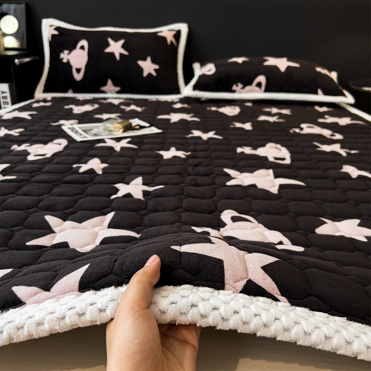 91家纺网 家纺一手货源 找家纺 布凡家居 2026新款A类230克高克重牛奶绒床褥 奇妙星空-黑