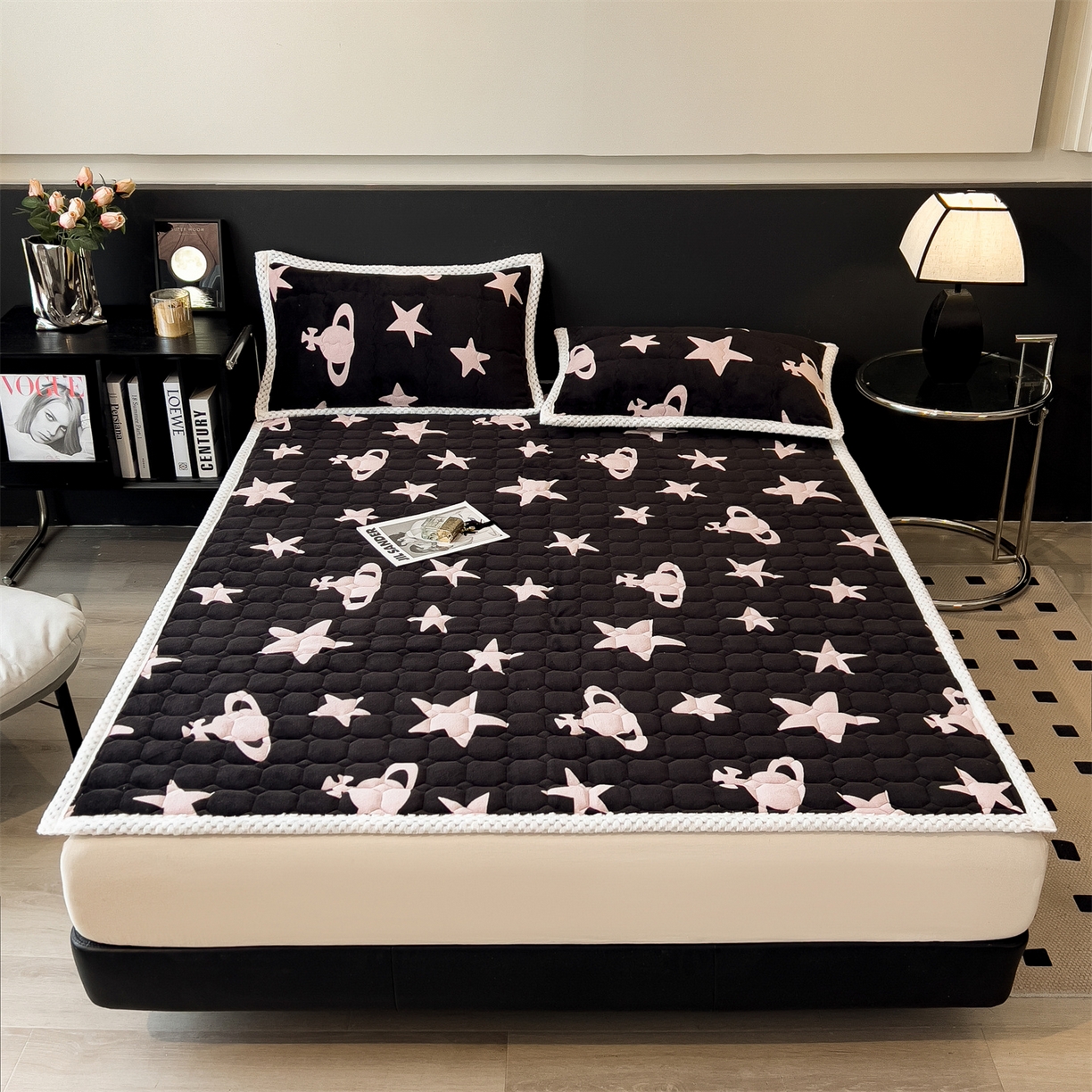 91家纺网 家纺一手货源 找家纺 布凡家居 2026新款A类230克高克重牛奶绒床褥 奇妙星空-黑