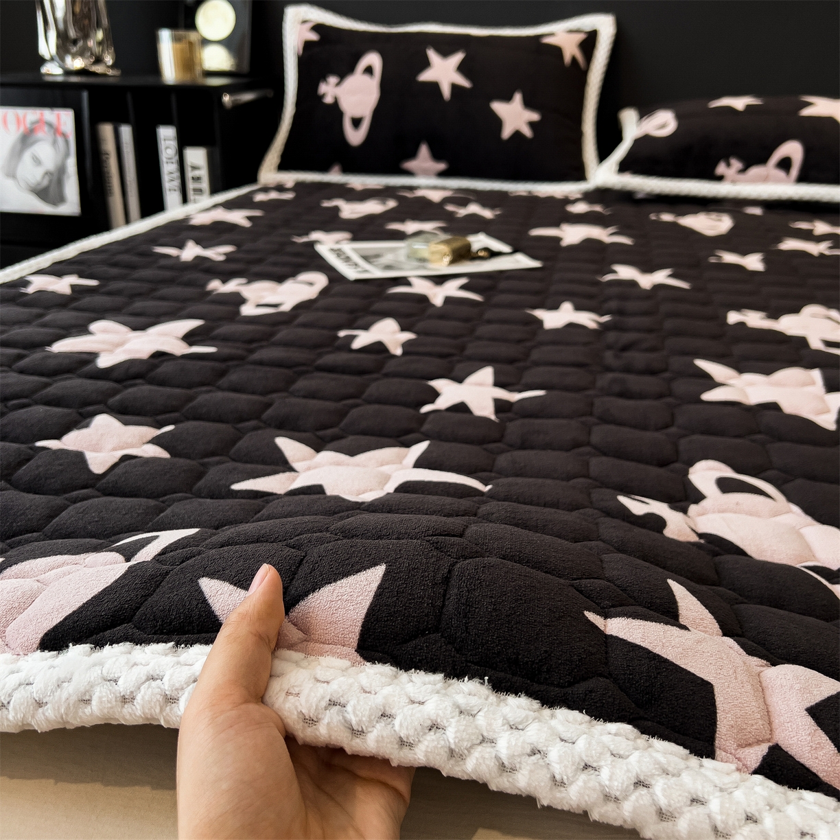 91家纺网 家纺一手货源 找家纺 布凡家居 2026新款A类230克高克重牛奶绒床褥 奇妙星空-黑