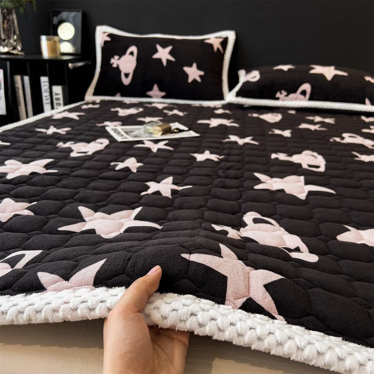 91家纺网 家纺一手货源 找家纺 布凡家居 2026新款A类230克高克重牛奶绒床褥 奇妙星空-黑