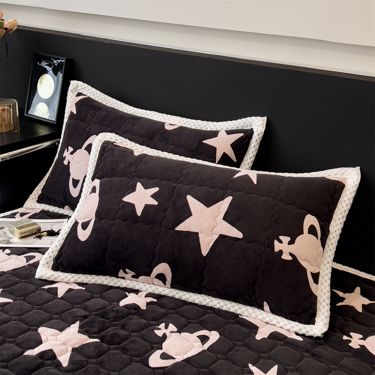 91家纺网 家纺一手货源 找家纺 布凡家居 2026新款A类230克高克重牛奶绒床褥 奇妙星空-黑