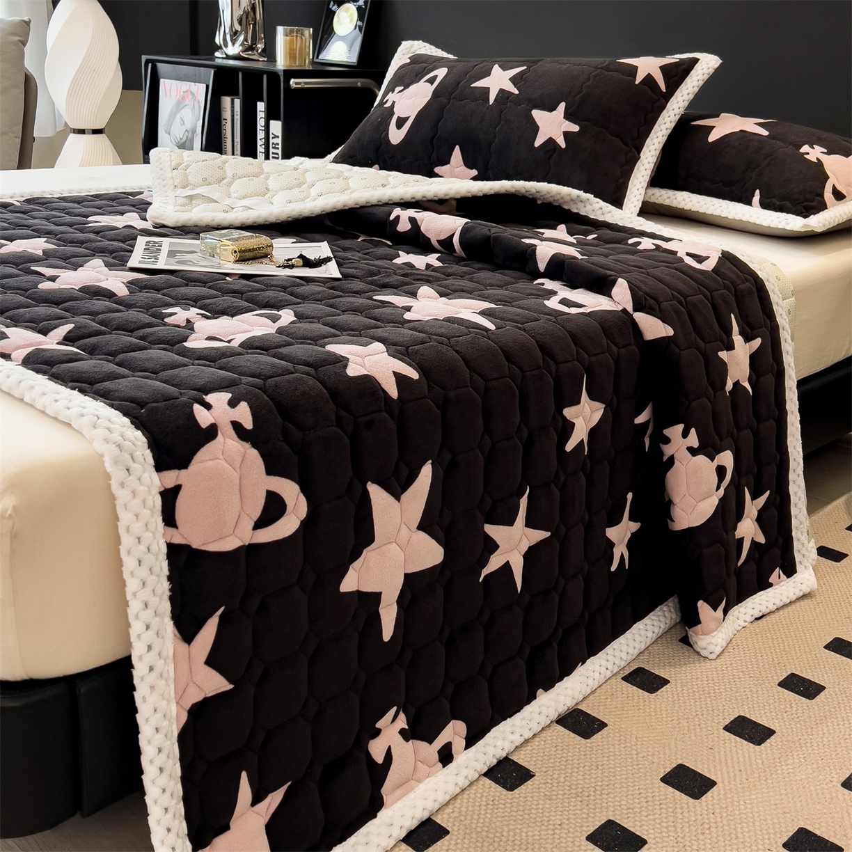 91家纺网 家纺一手货源 找家纺 布凡家居 2026新款A类230克高克重牛奶绒床褥 奇妙星空-黑