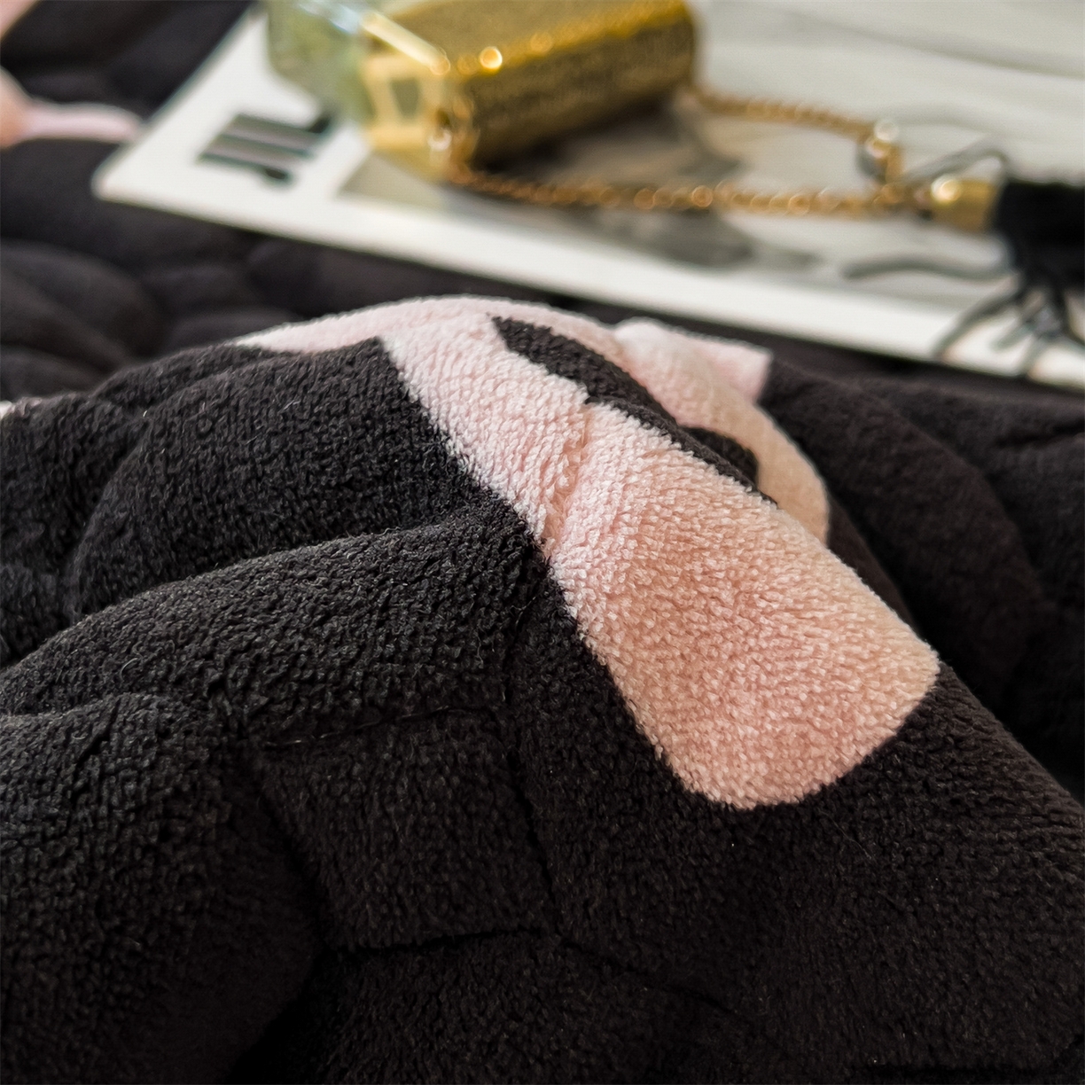 91家纺网 家纺一手货源 找家纺 布凡家居 2026新款A类230克高克重牛奶绒床褥 奇妙星空-黑