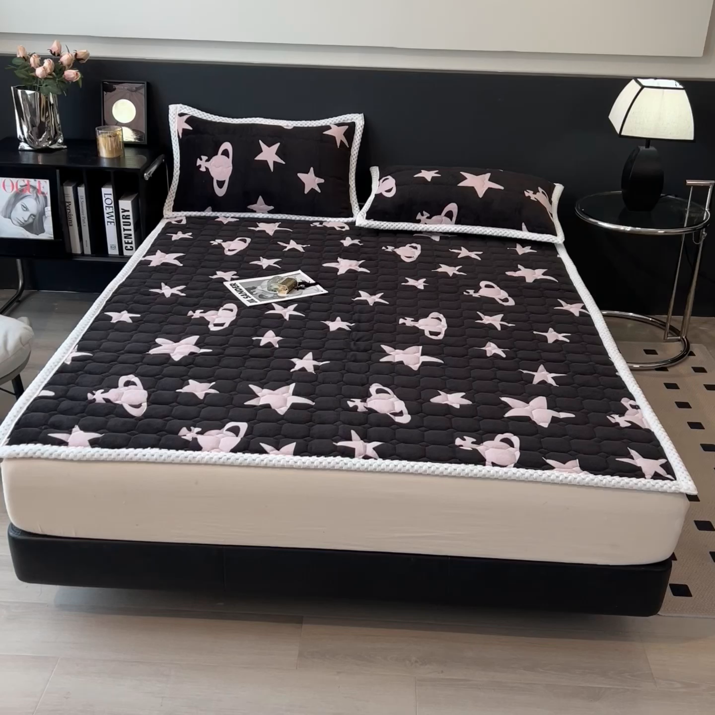 91家纺网 家纺一手货源 找家纺 布凡家居 2026新款A类230克高克重牛奶绒床褥 奇妙星空-黑