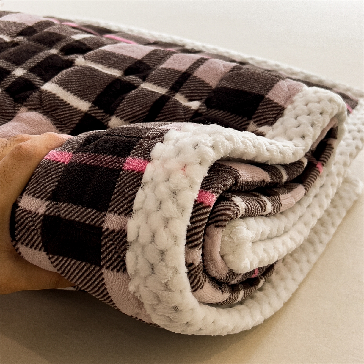 91家纺网 家纺一手货源 找家纺 布凡家居 2026新款A类230克高克重牛奶绒床褥 粉咖格