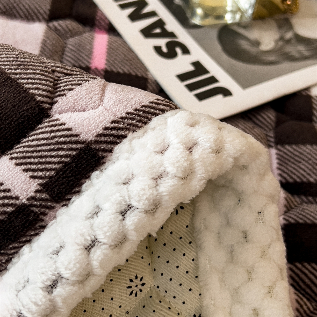 91家纺网 家纺一手货源 找家纺 布凡家居 2026新款A类230克高克重牛奶绒床褥 粉咖格