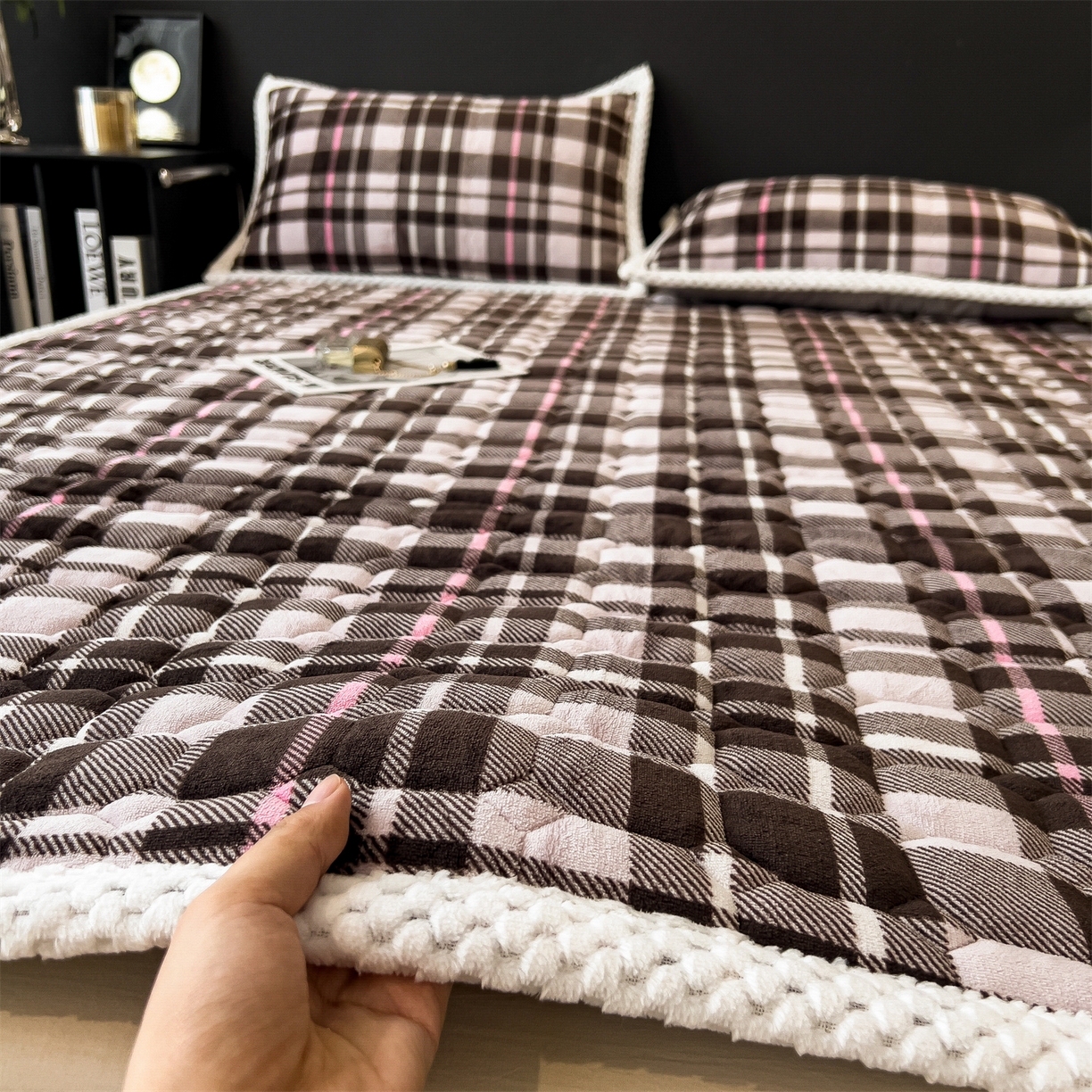 91家纺网 家纺一手货源 找家纺 布凡家居 2026新款A类230克高克重牛奶绒床褥 粉咖格