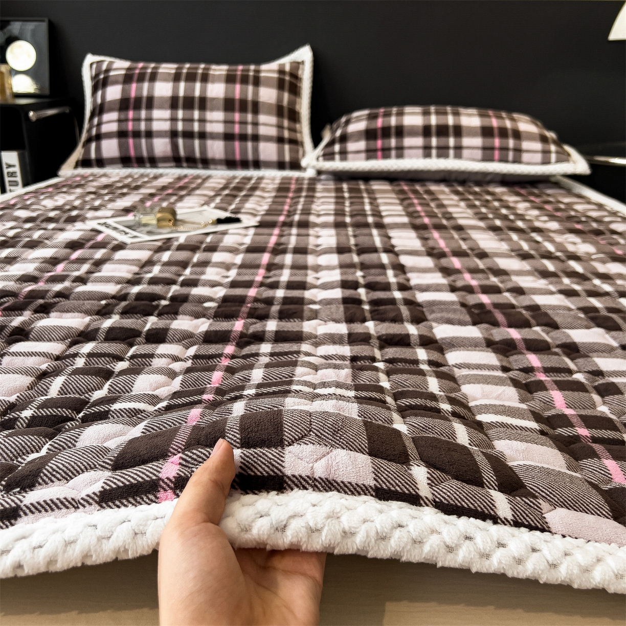 91家纺网 家纺一手货源 找家纺 布凡家居 2026新款A类230克高克重牛奶绒床褥 粉咖格