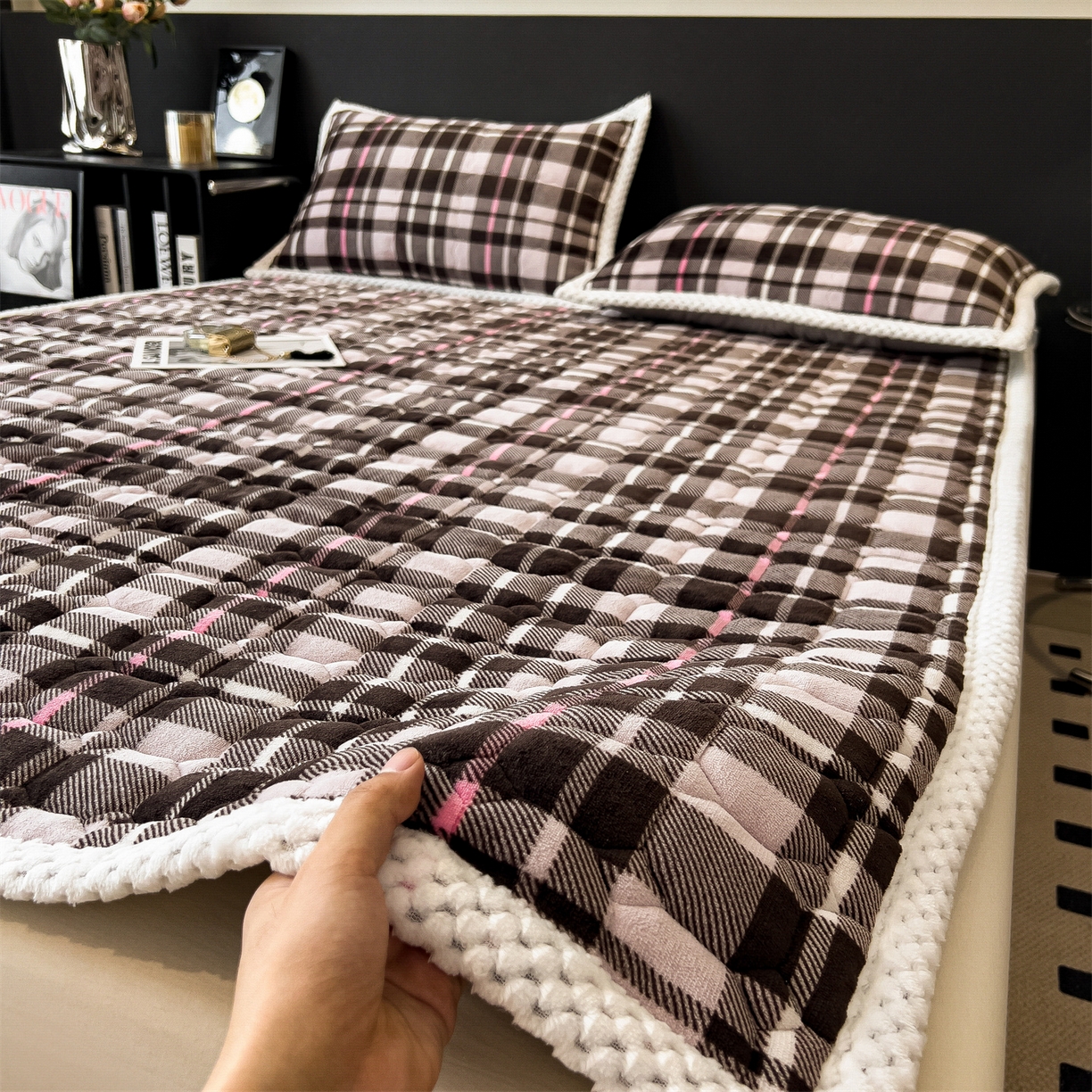 91家纺网 家纺一手货源 找家纺 布凡家居 2026新款A类230克高克重牛奶绒床褥 粉咖格