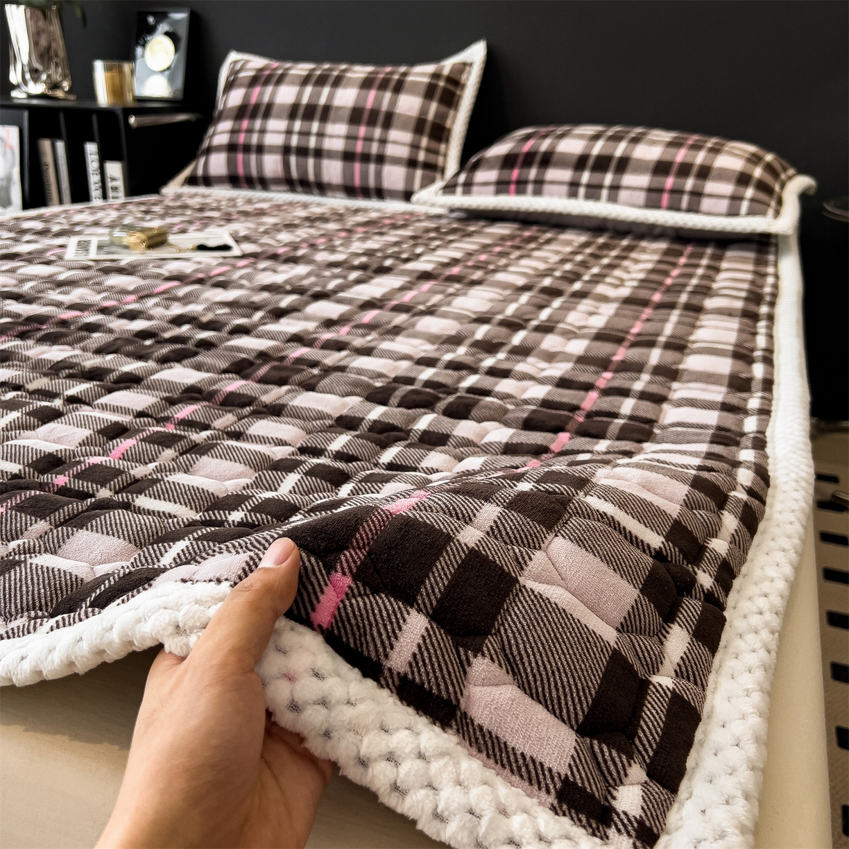 91家纺网 家纺一手货源 找家纺 布凡家居 2026新款A类230克高克重牛奶绒床褥 粉咖格