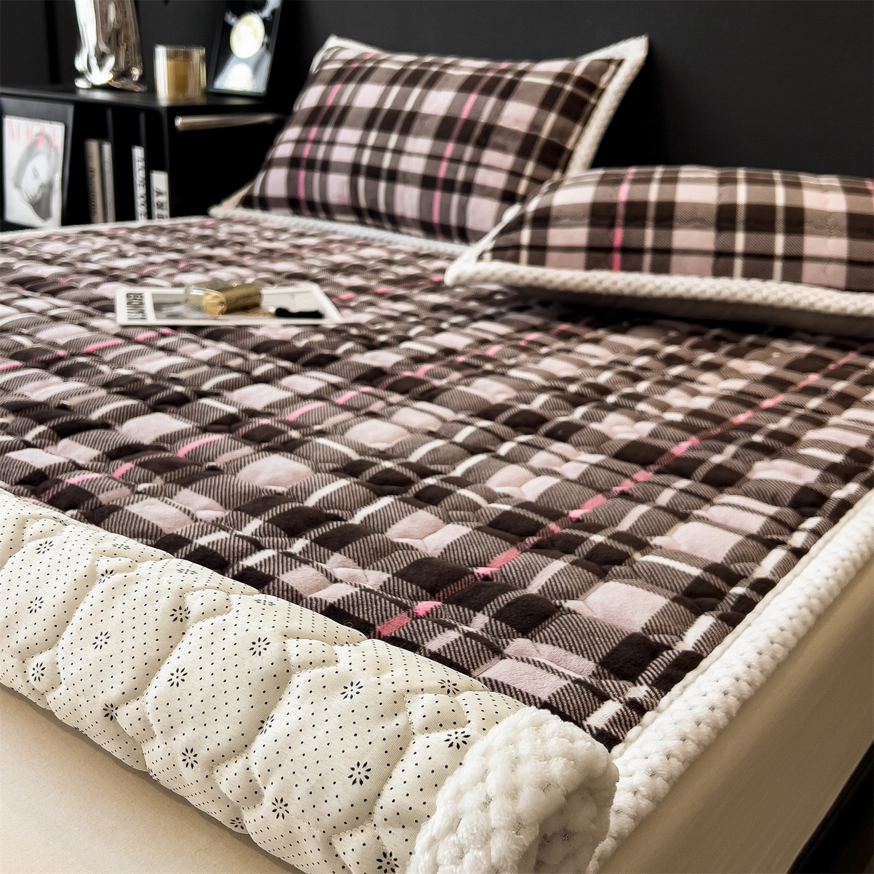 91家纺网 家纺一手货源 找家纺 布凡家居 2026新款A类230克高克重牛奶绒床褥 粉咖格