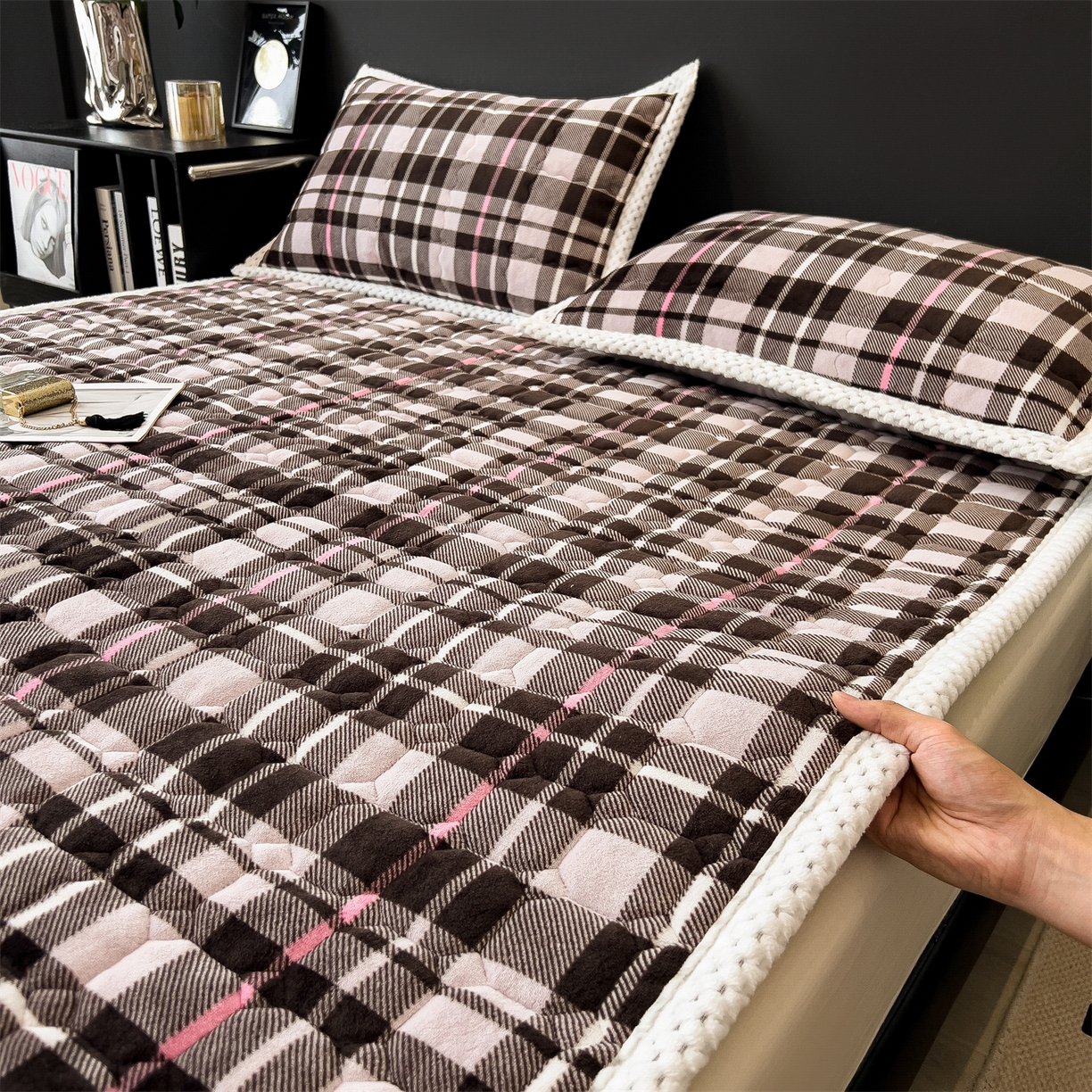 91家纺网 家纺一手货源 找家纺 布凡家居 2026新款A类230克高克重牛奶绒床褥 粉咖格