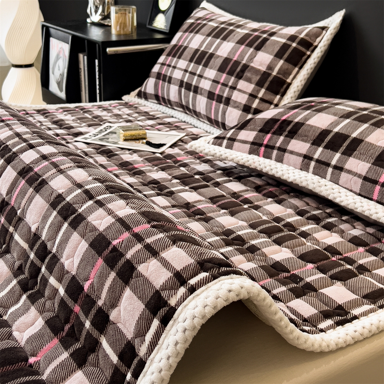 91家纺网 家纺一手货源 找家纺 布凡家居 2026新款A类230克高克重牛奶绒床褥 粉咖格