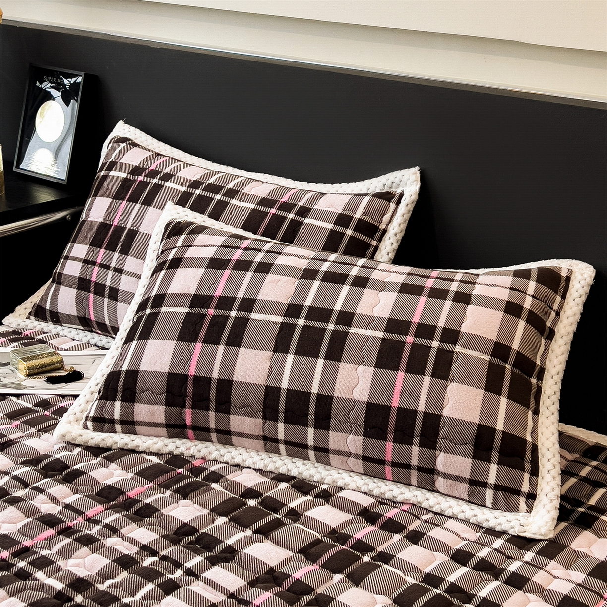 91家纺网 家纺一手货源 找家纺 布凡家居 2026新款A类230克高克重牛奶绒床褥 粉咖格