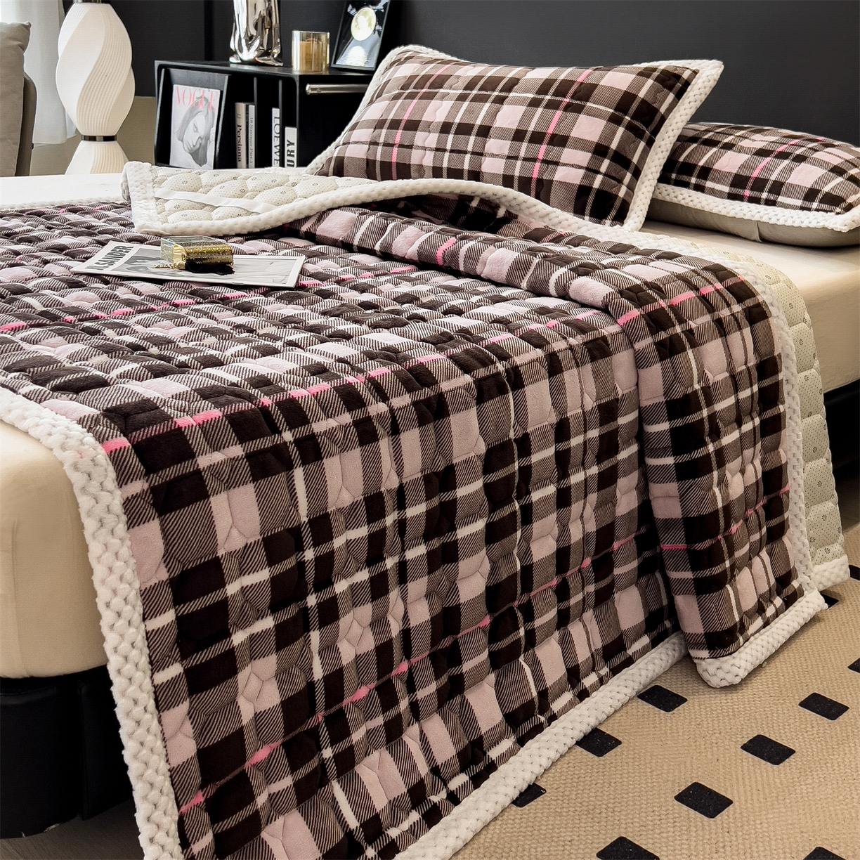 91家纺网 家纺一手货源 找家纺 布凡家居 2026新款A类230克高克重牛奶绒床褥 粉咖格