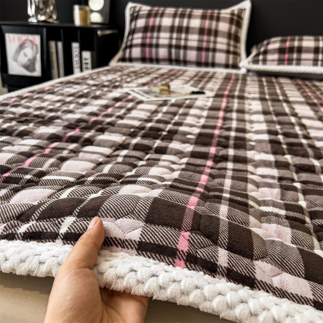 91家纺网 家纺一手货源 找家纺 布凡家居 2026新款A类230克高克重牛奶绒床褥 粉咖格