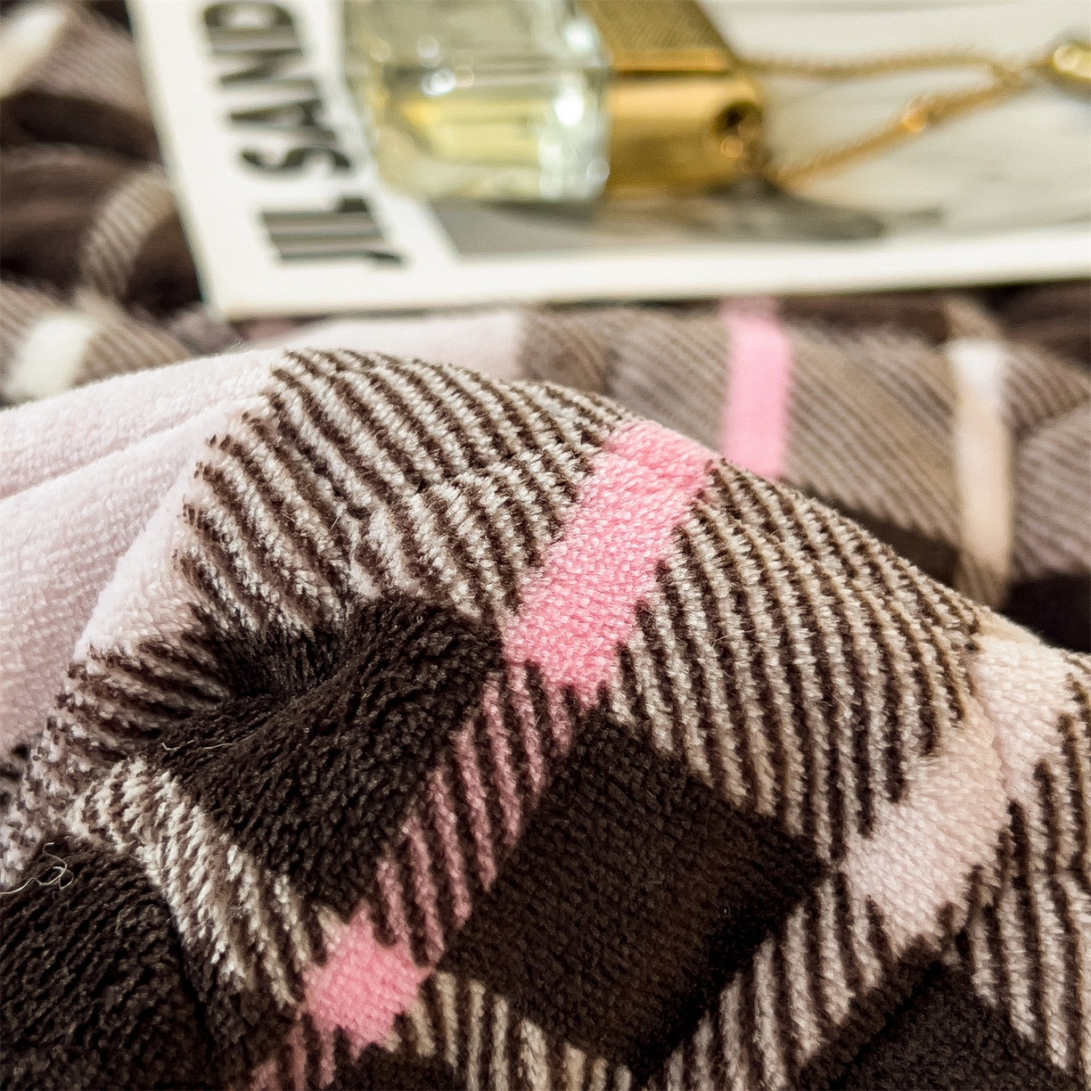 91家纺网 家纺一手货源 找家纺 布凡家居 2026新款A类230克高克重牛奶绒床褥 粉咖格