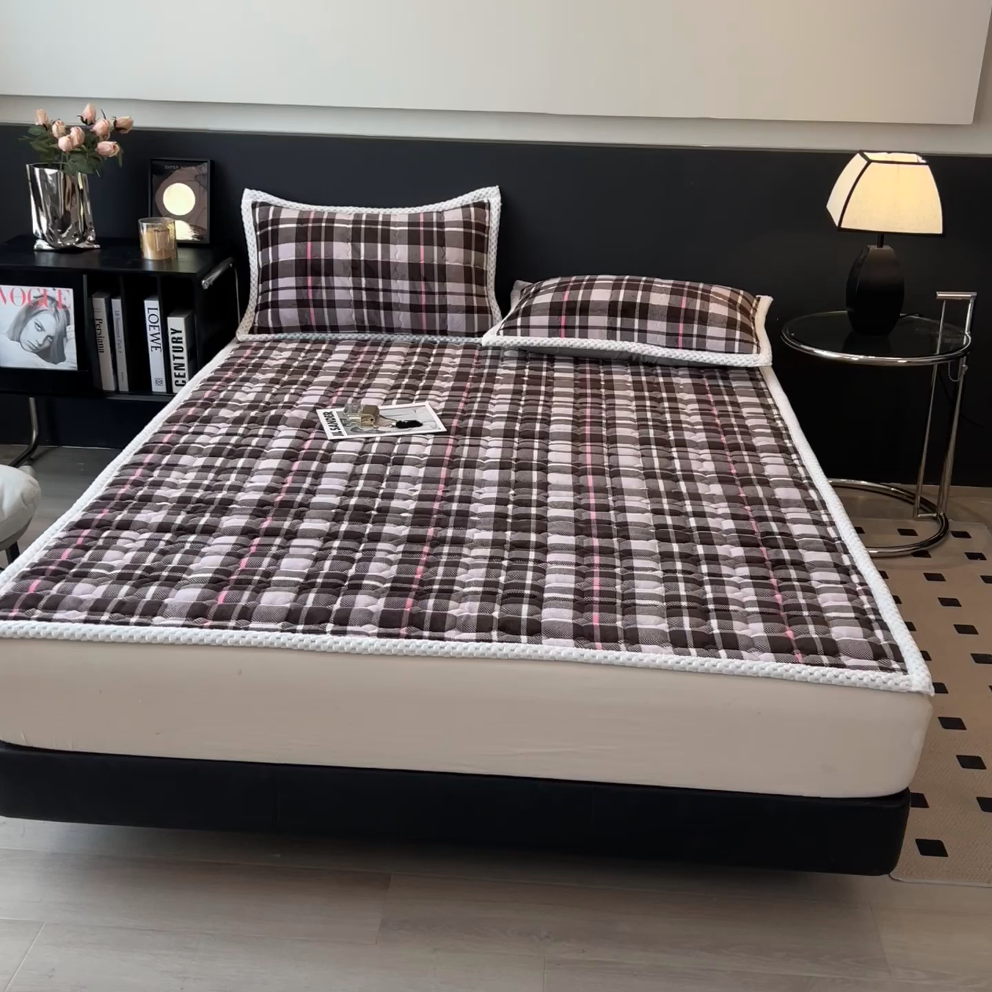 91家纺网 家纺一手货源 找家纺 布凡家居 2026新款A类230克高克重牛奶绒床褥 粉咖格