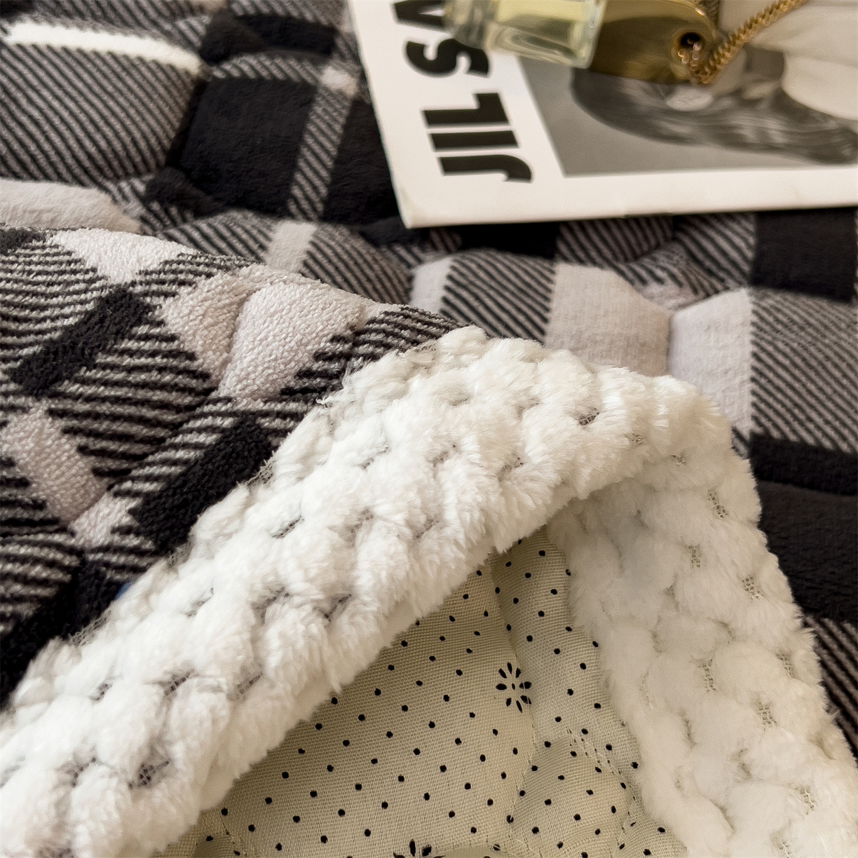 91家纺网 家纺一手货源 找家纺 布凡家居 2026新款A类230克高克重牛奶绒床褥 灰白格