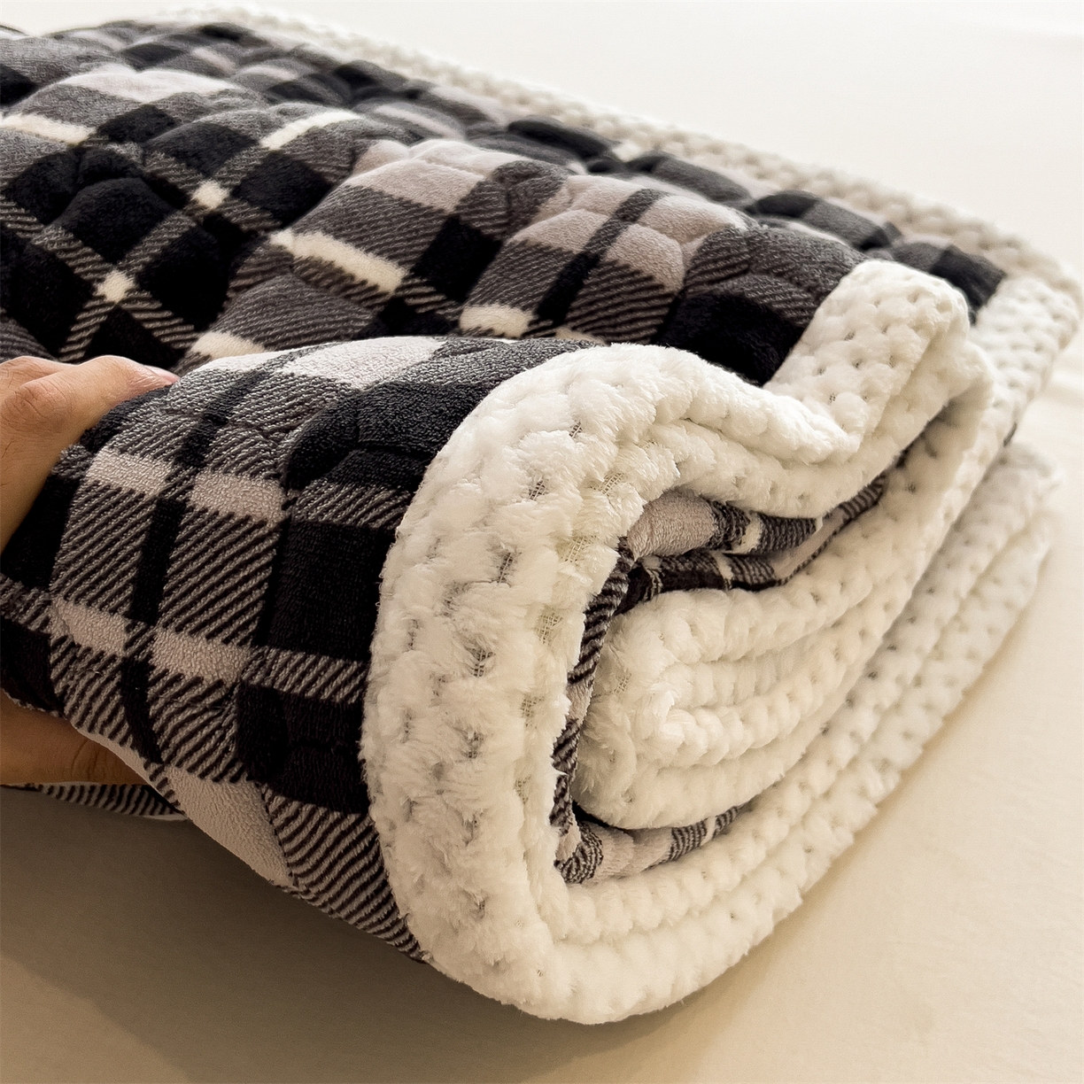 91家纺网 家纺一手货源 找家纺 布凡家居 2026新款A类230克高克重牛奶绒床褥 灰白格