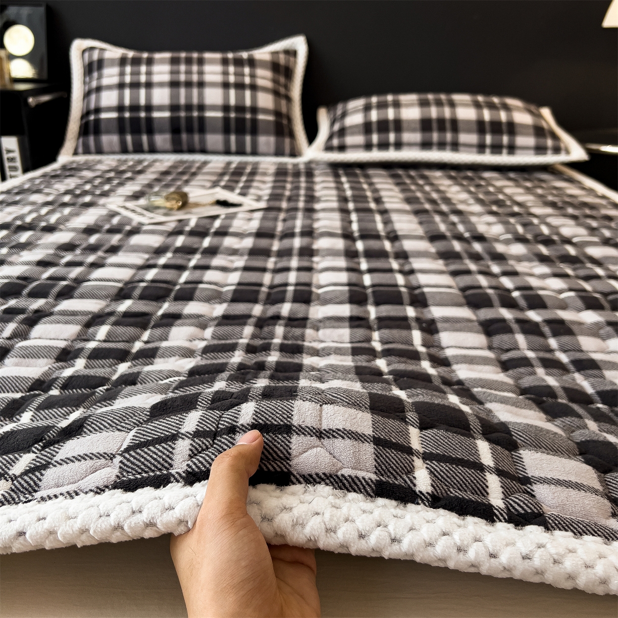 91家纺网 家纺一手货源 找家纺 布凡家居 2026新款A类230克高克重牛奶绒床褥 灰白格