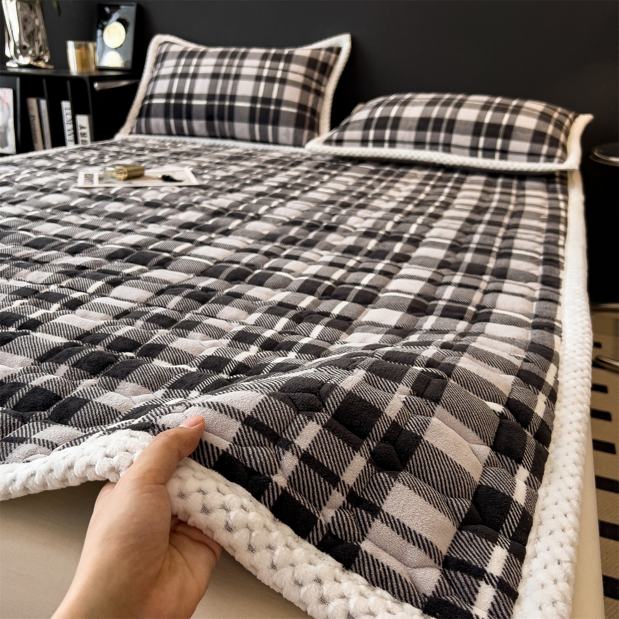 91家纺网 家纺一手货源 找家纺 布凡家居 2026新款A类230克高克重牛奶绒床褥 灰白格