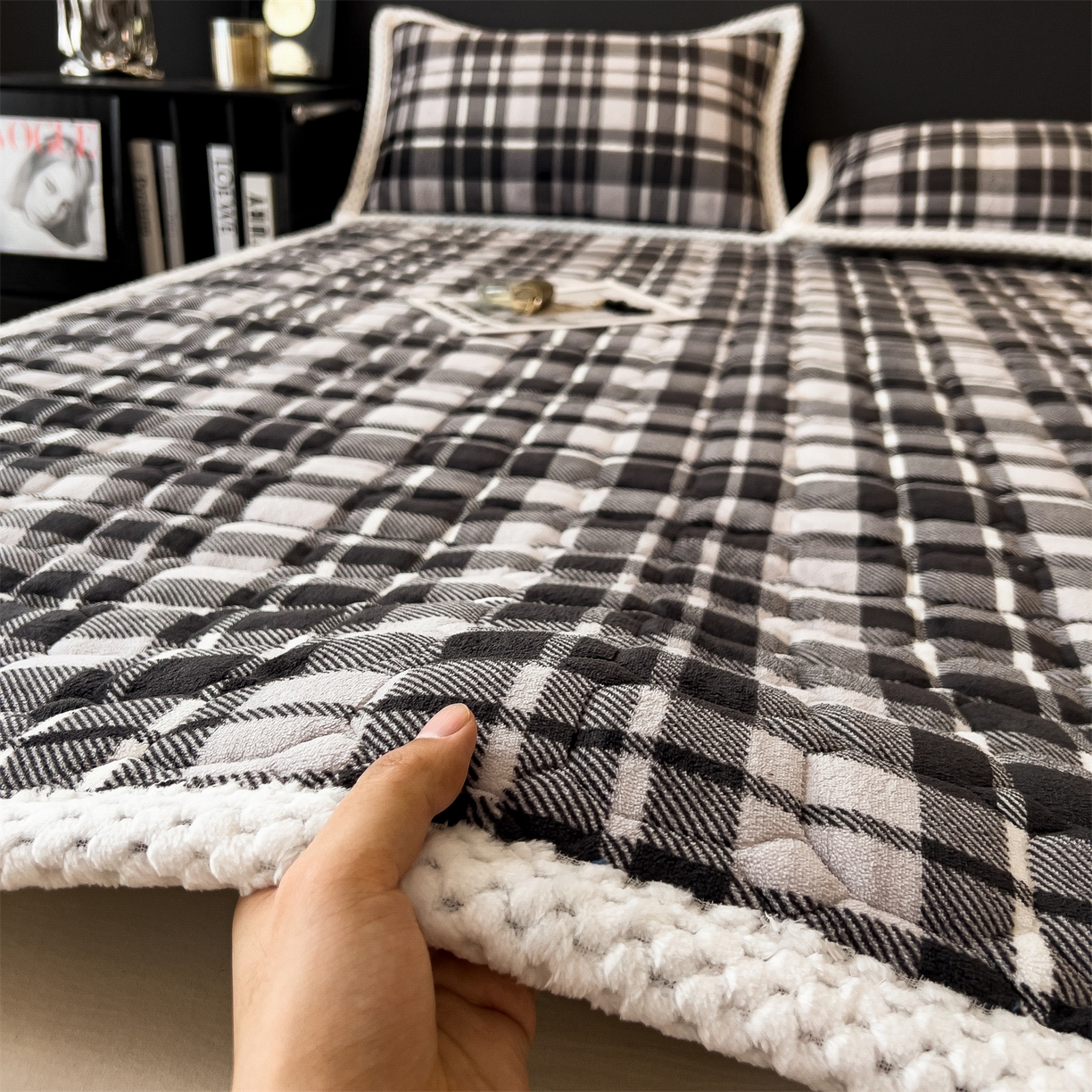 91家纺网 家纺一手货源 找家纺 布凡家居 2026新款A类230克高克重牛奶绒床褥 灰白格