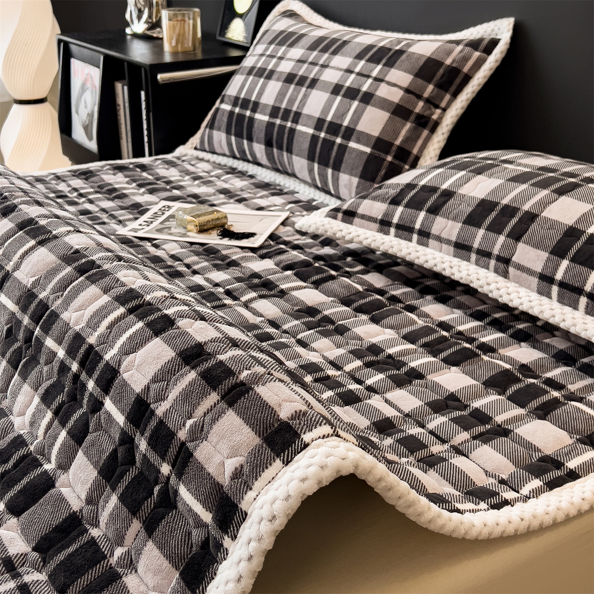 91家纺网 家纺一手货源 找家纺 布凡家居 2026新款A类230克高克重牛奶绒床褥 灰白格