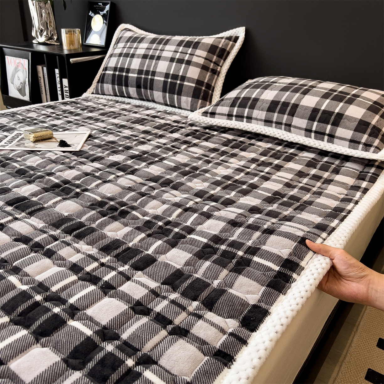 91家纺网 家纺一手货源 找家纺 布凡家居 2026新款A类230克高克重牛奶绒床褥 灰白格