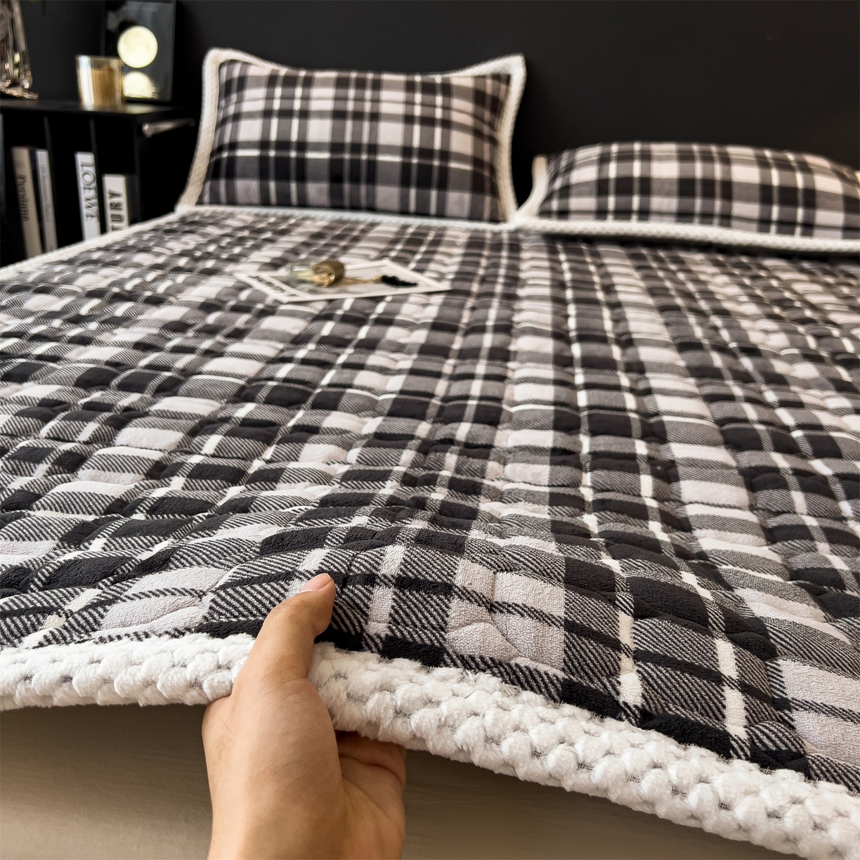 91家纺网 家纺一手货源 找家纺 布凡家居 2026新款A类230克高克重牛奶绒床褥 灰白格