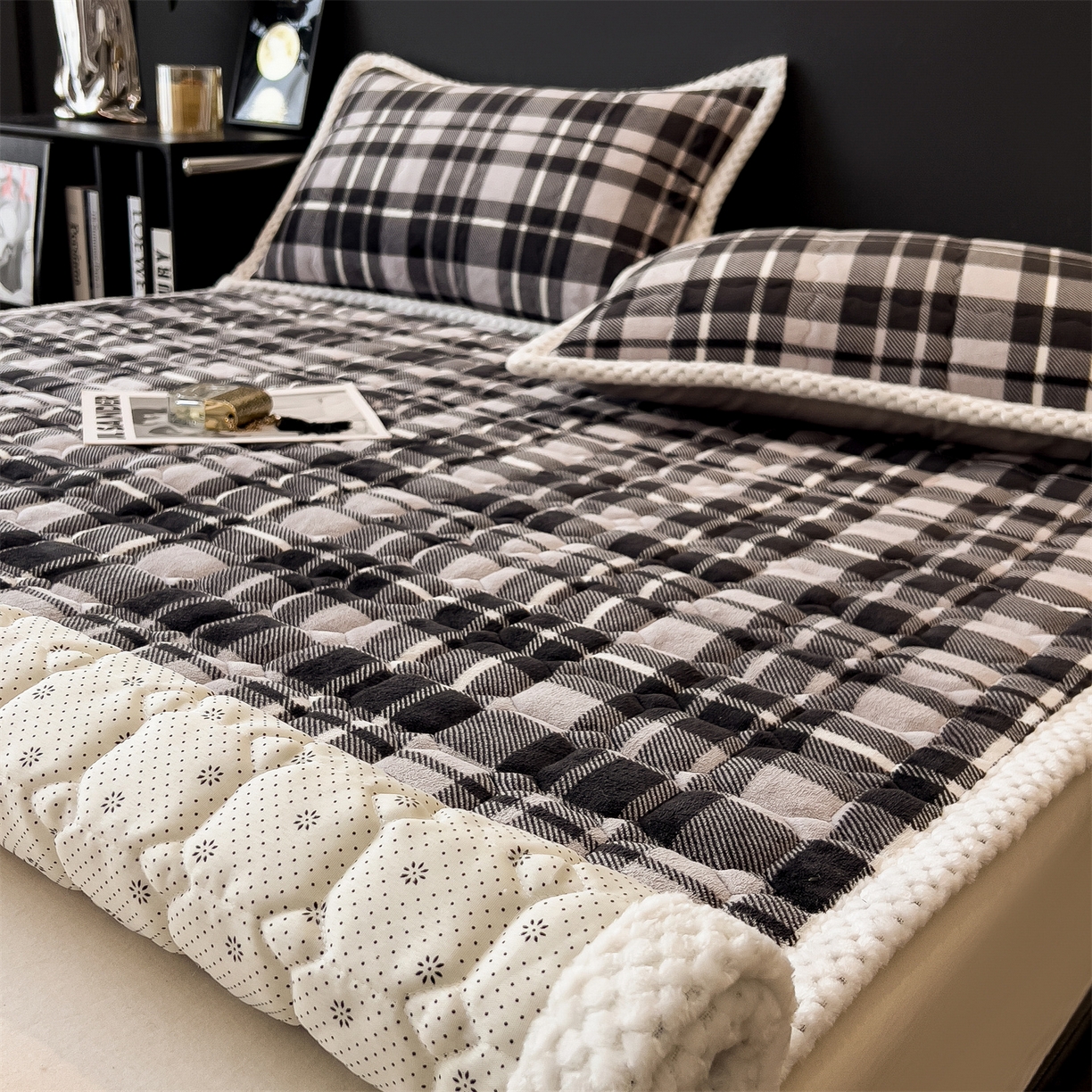 91家纺网 家纺一手货源 找家纺 布凡家居 2026新款A类230克高克重牛奶绒床褥 灰白格