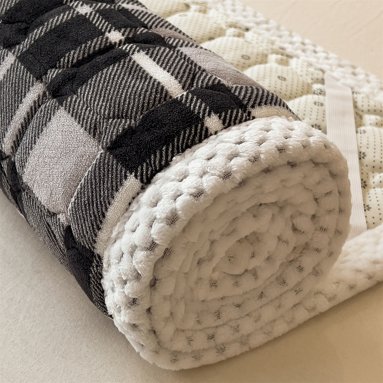 91家纺网 家纺一手货源 找家纺 布凡家居 2026新款A类230克高克重牛奶绒床褥 灰白格