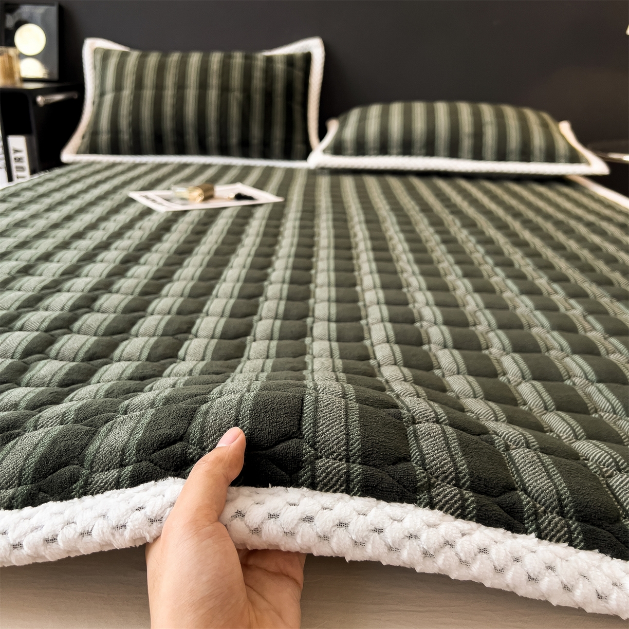 91家纺网 家纺一手货源 找家纺 布凡家居 2026新款A类230克高克重牛奶绒床褥 墨绿格