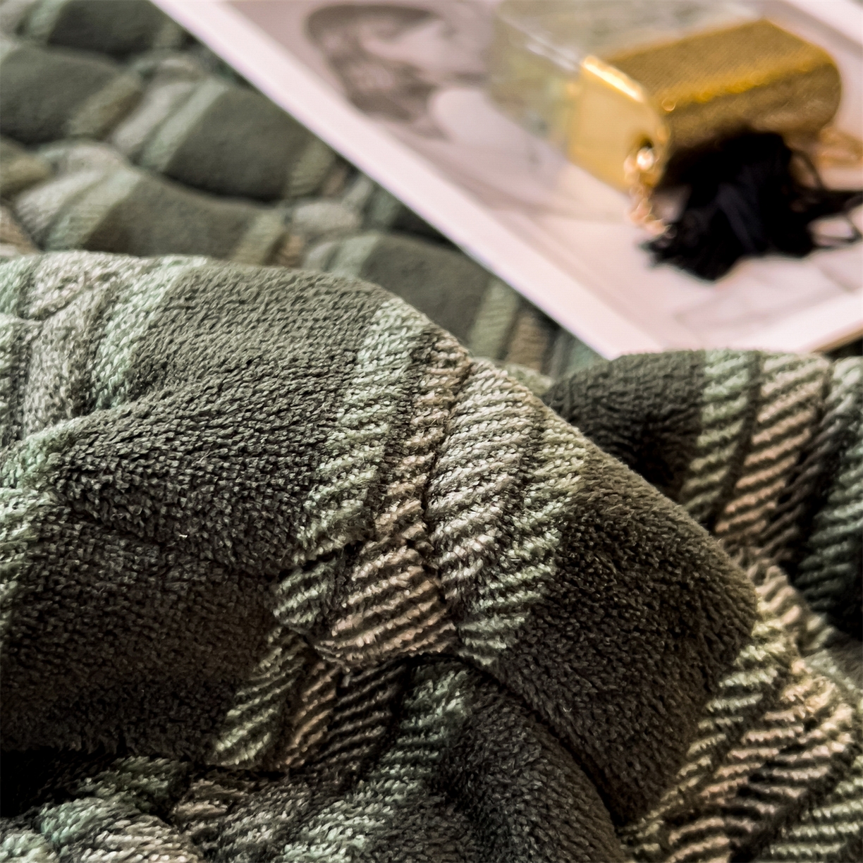 91家纺网 家纺一手货源 找家纺 布凡家居 2026新款A类230克高克重牛奶绒床褥 墨绿格