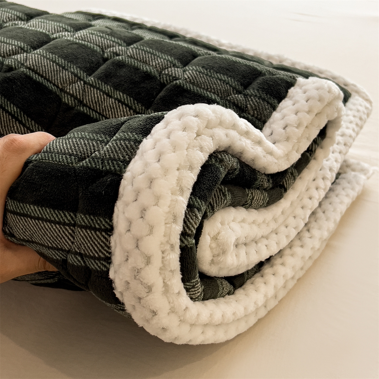 91家纺网 家纺一手货源 找家纺 布凡家居 2026新款A类230克高克重牛奶绒床褥 墨绿格