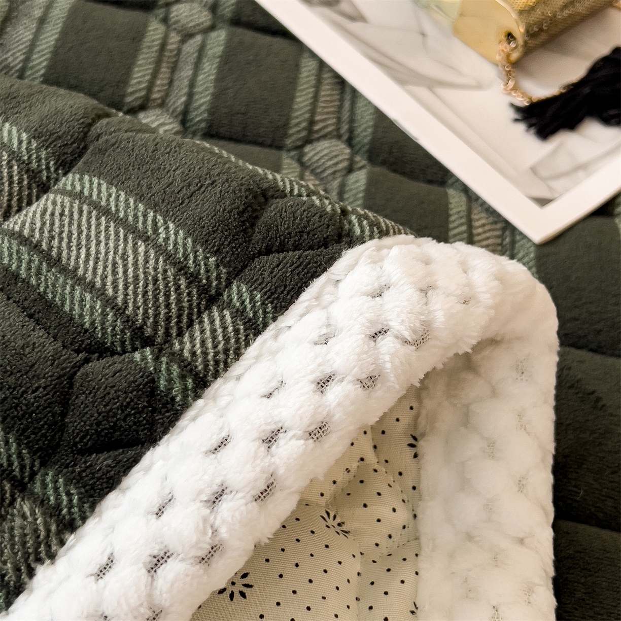 91家纺网 家纺一手货源 找家纺 布凡家居 2026新款A类230克高克重牛奶绒床褥 墨绿格