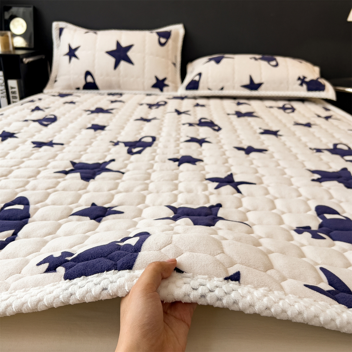 91家纺网 家纺一手货源 找家纺 布凡家居 2026新款A类230克高克重牛奶绒床褥 奇妙星空-白