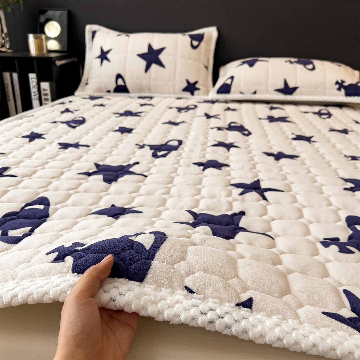 91家纺网 家纺一手货源 找家纺 布凡家居 2026新款A类230克高克重牛奶绒床褥 奇妙星空-白