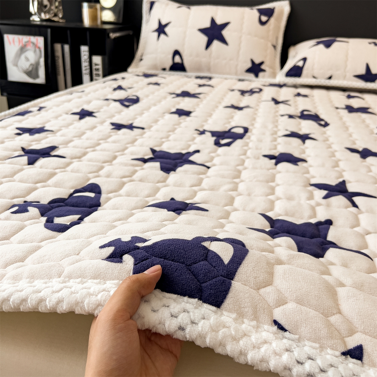 91家纺网 家纺一手货源 找家纺 布凡家居 2026新款A类230克高克重牛奶绒床褥 奇妙星空-白