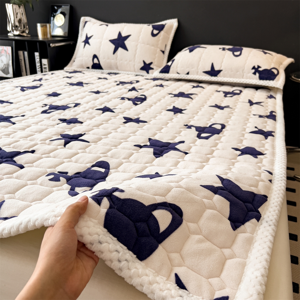 91家纺网 家纺一手货源 找家纺 布凡家居 2026新款A类230克高克重牛奶绒床褥 奇妙星空-白