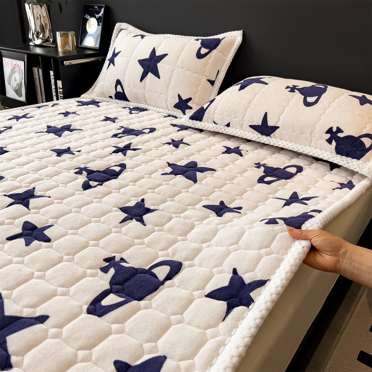 91家纺网 家纺一手货源 找家纺 布凡家居 2026新款A类230克高克重牛奶绒床褥 奇妙星空-白