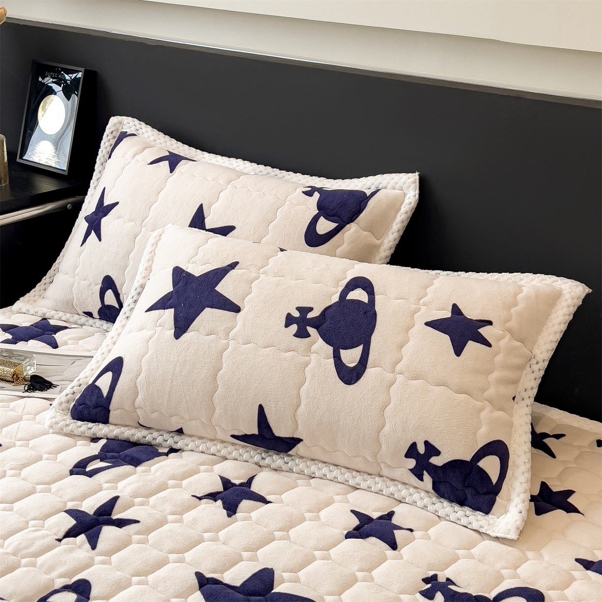 91家纺网 家纺一手货源 找家纺 布凡家居 2026新款A类230克高克重牛奶绒床褥 奇妙星空-白