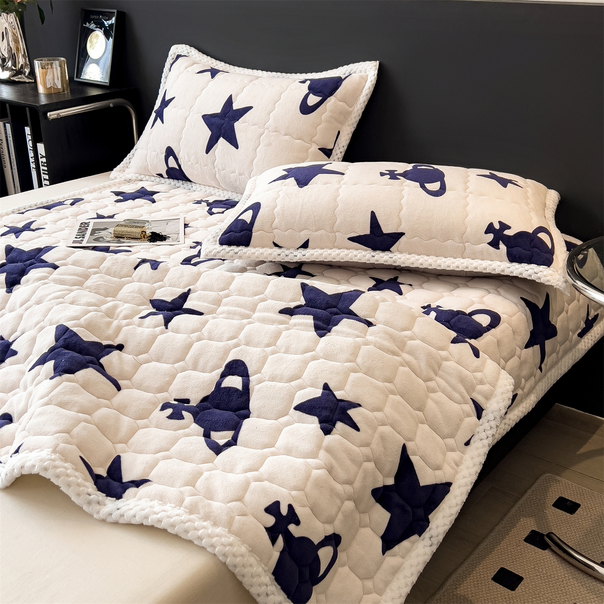 91家纺网 家纺一手货源 找家纺 布凡家居 2026新款A类230克高克重牛奶绒床褥 奇妙星空-白