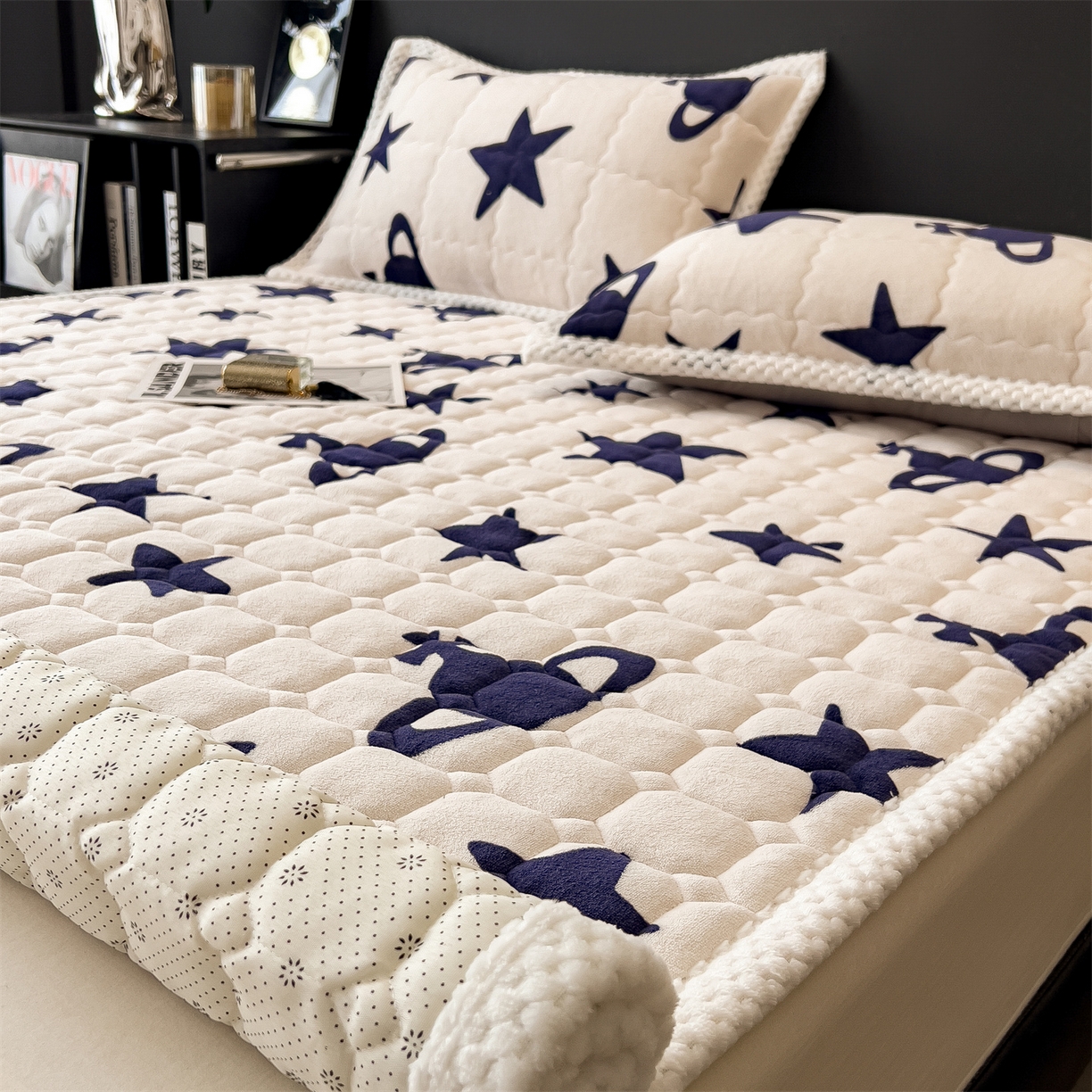 91家纺网 家纺一手货源 找家纺 布凡家居 2026新款A类230克高克重牛奶绒床褥 奇妙星空-白